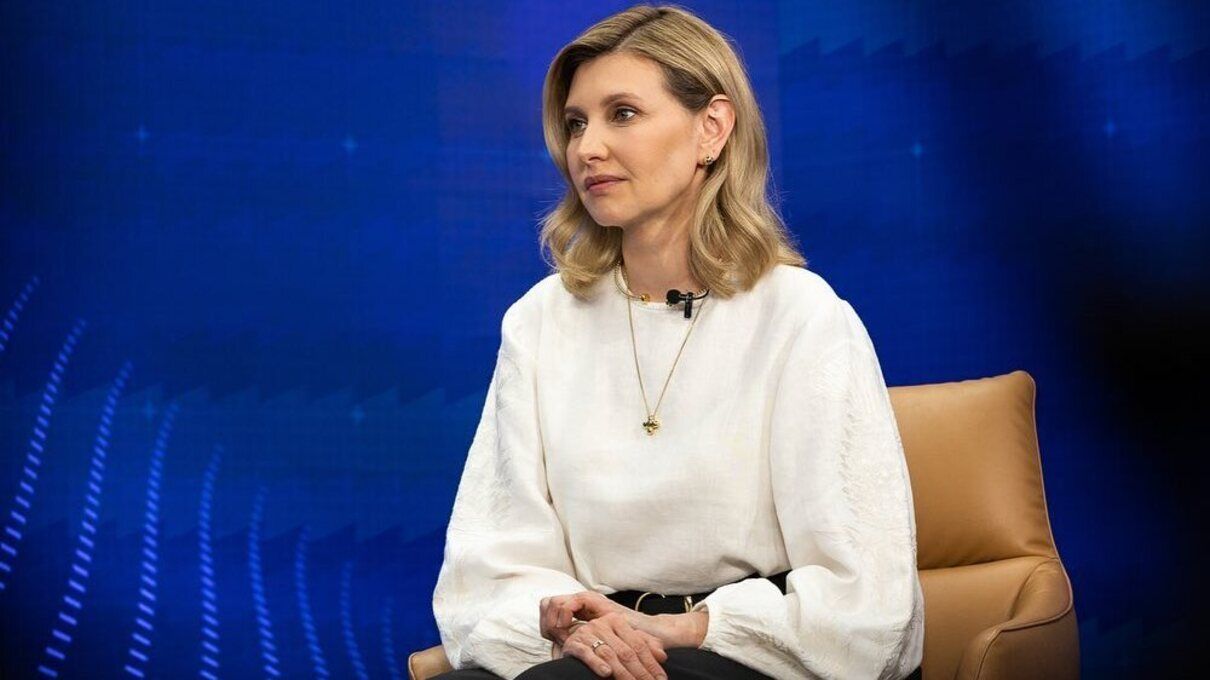 Олена Зеленська у вишиванці дала інтерв'ю журналістам у Південній Кореї Олена Зеленська у вишиванці дала інтерв'ю журналістам у Південній Кореї