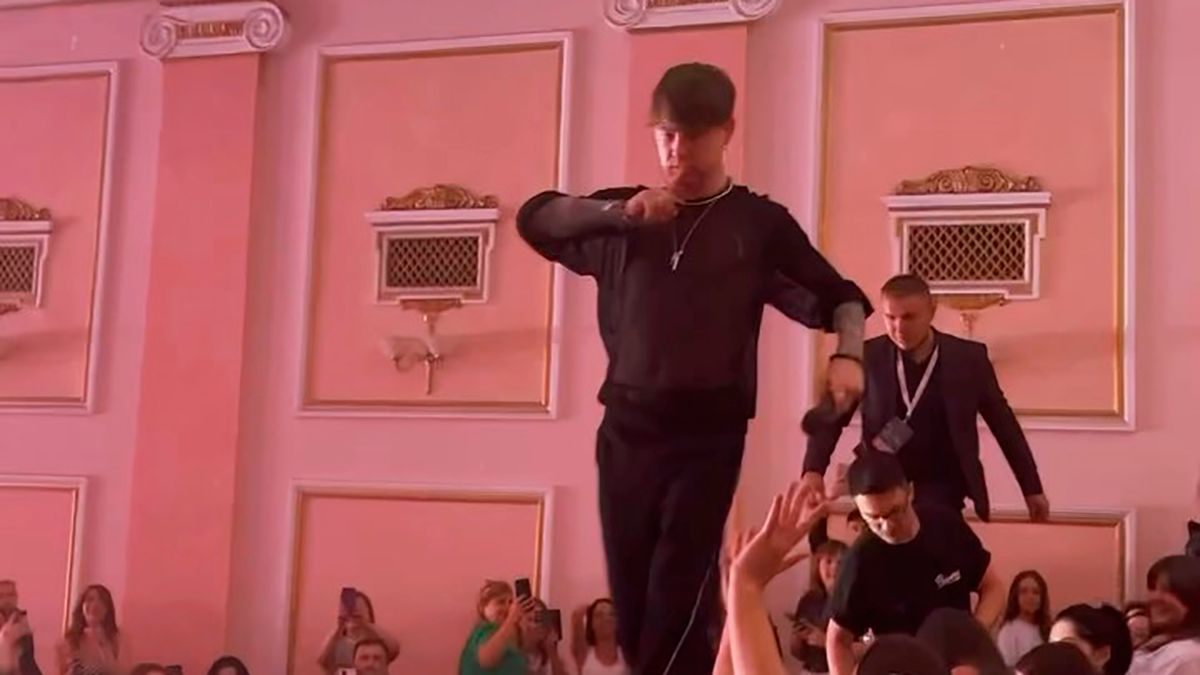 За Артемом Пивоваровым прогнался охранник на концерте – сеть возмущена – видео За Артемом Пивоваровым прогнался охранник на концерте – сеть возмущена – видео