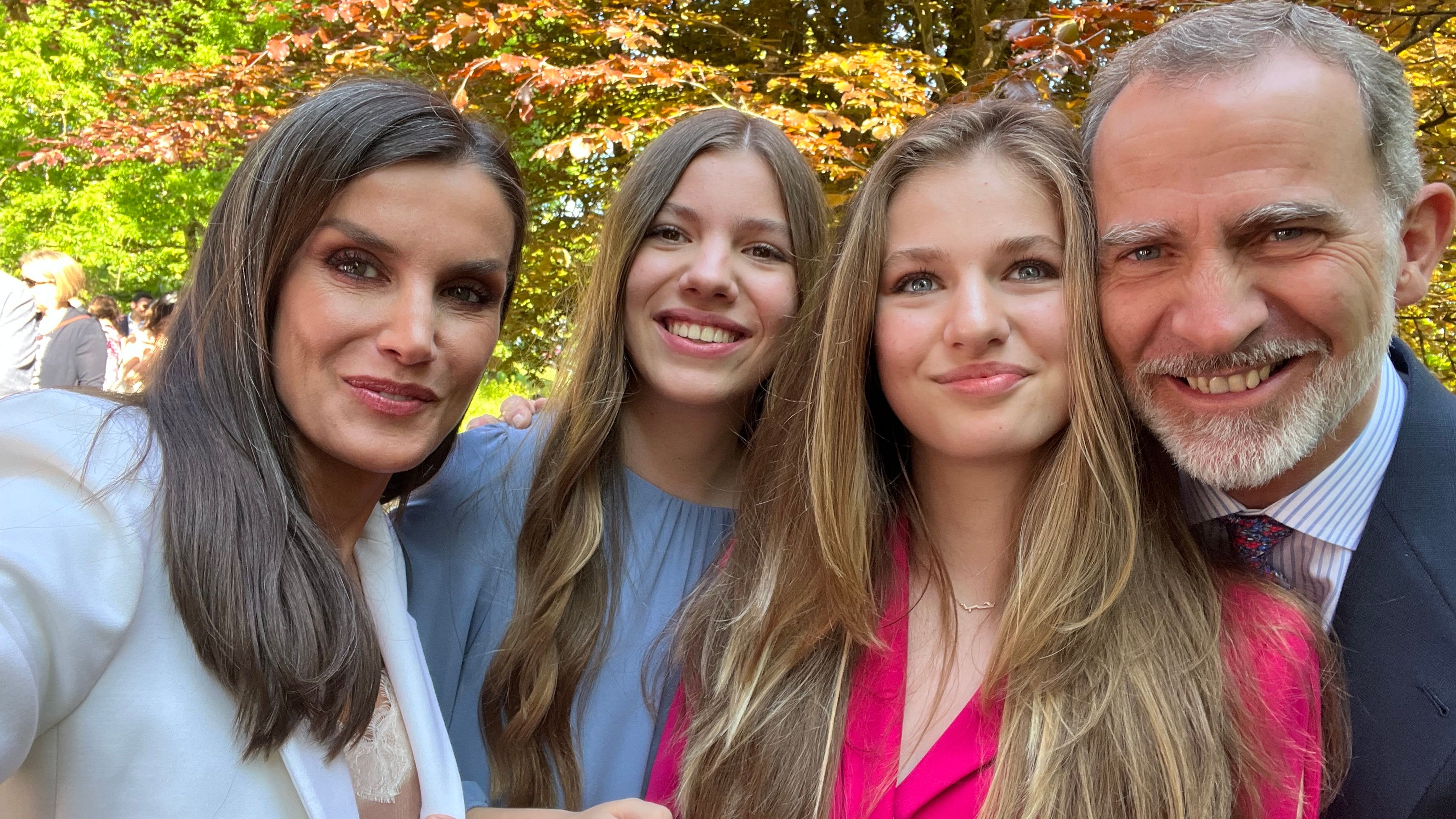 Королева Летиція відвідала випускний доньки Леонор - фото Королева Летиція відвідала випускний доньки Леонор - фото