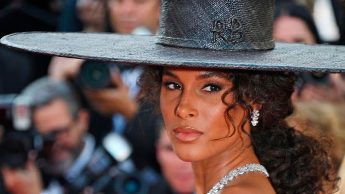 Модель Сінді Бруна одягла український капелюх Руслана Багінського – фото, відео з Канн Модель Сінді Бруна одягла український капелюх Руслана Багінського – фото, відео з Канн