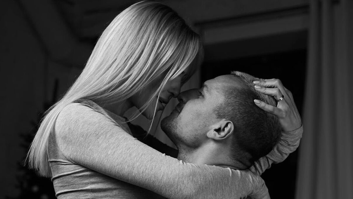 Тарас Цымбалюк показал новые фото с любимой в ее день рождения Тарас Цымбалюк показал новые фото с любимой в ее день рождения