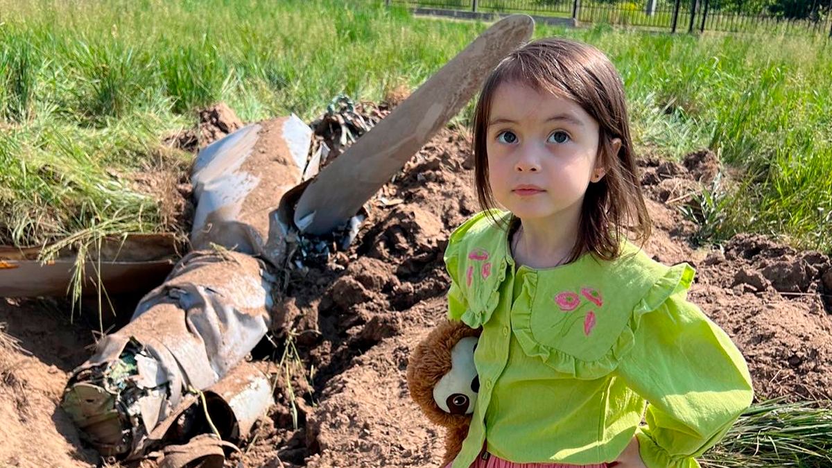 Ярмак показав доньку з російською ракетою – її збили біля будинку – фото