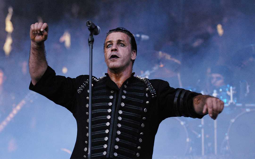 Солист Rammstein упал на концерте после того, как произнес несколько слов  на русском языке - Showbiz