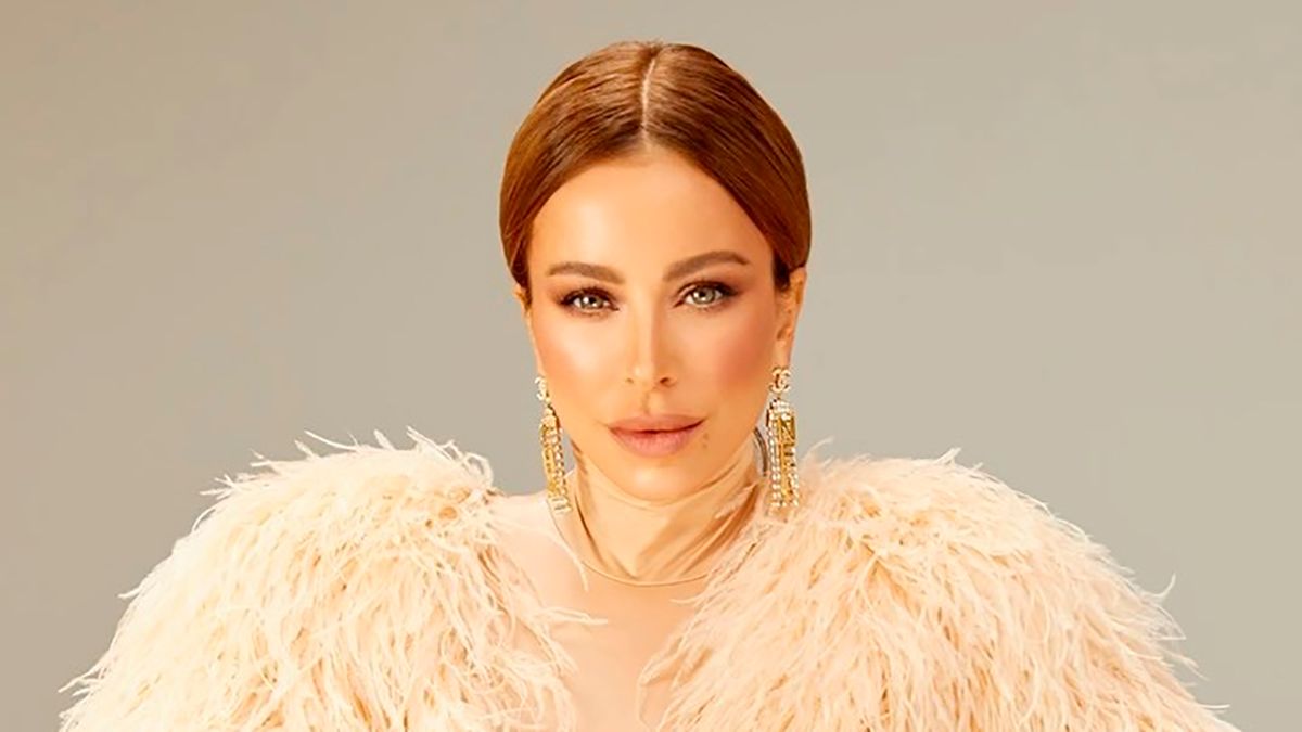 Ані Лорак подарувала біженцям з Донбасу пральну машину Ані Лорак подарувала біженцям з Донбасу пральну машину