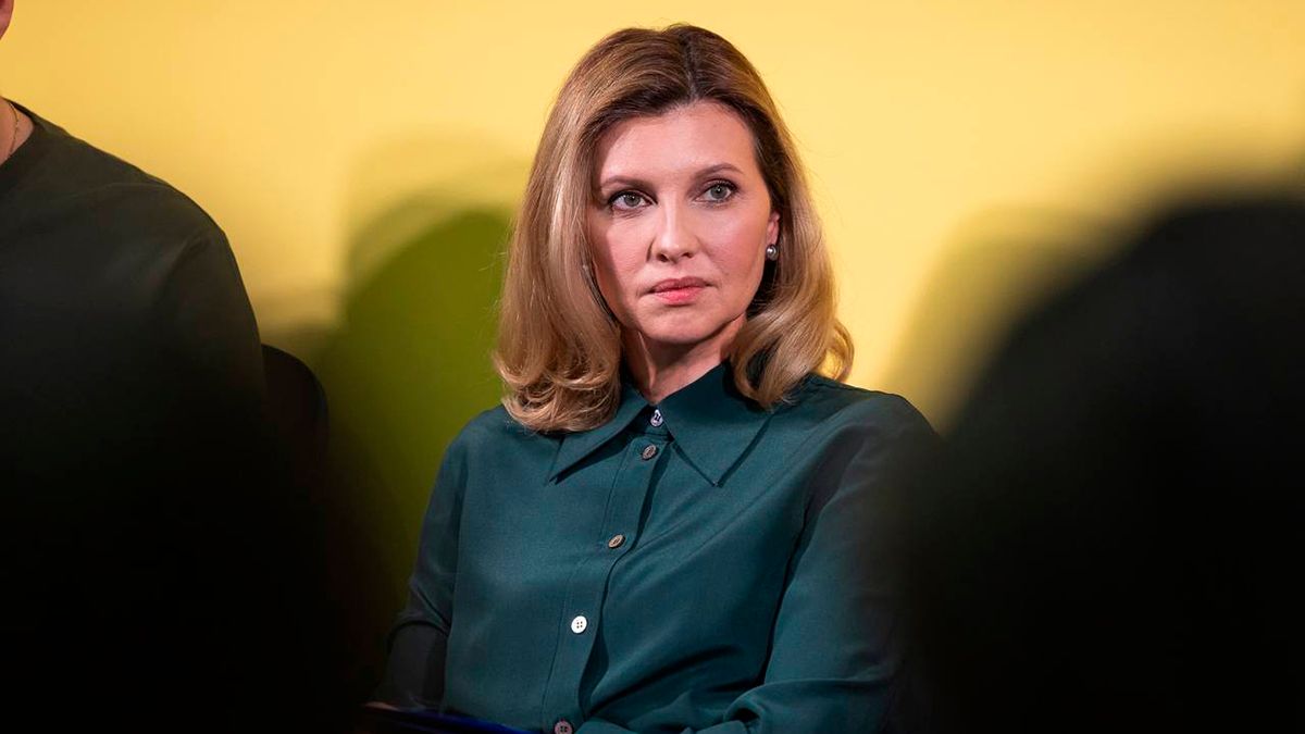 Елена Зеленская появилась на вокзале в Киеве – образ в изумрудной блузе – фото, видео Елена Зеленская появилась на вокзале в Киеве – образ в изумрудной блузе – фото, видео