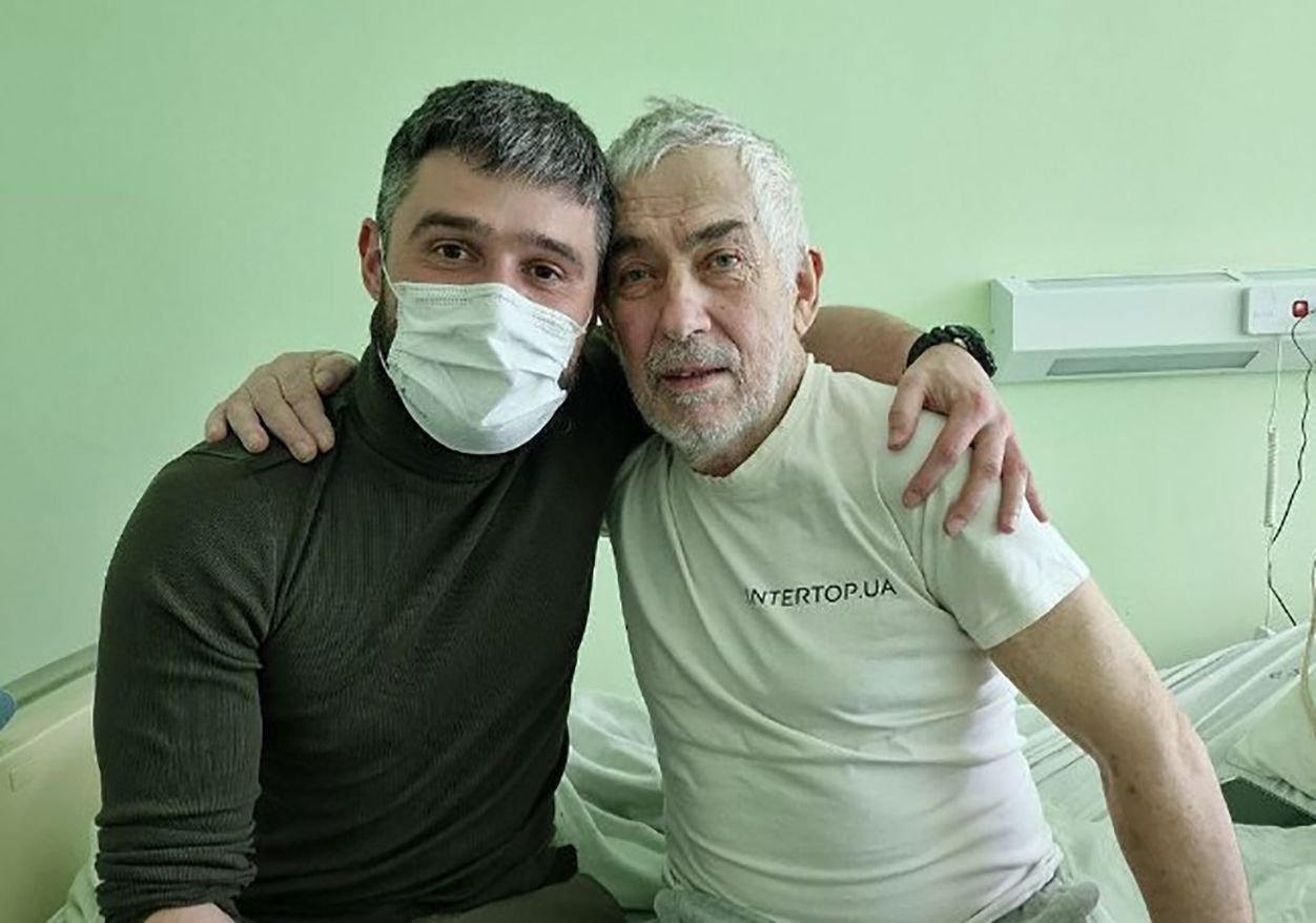 Андрій Федінчик (ліворуч) з татом (праворуч), який помер