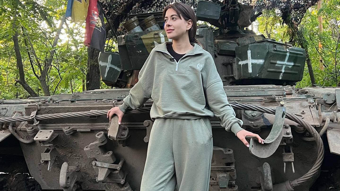 Рамина показалась на фоне танка и рассказала, почему исчезла из сети Рамина показалась на фоне танка и рассказала, почему исчезла из сети