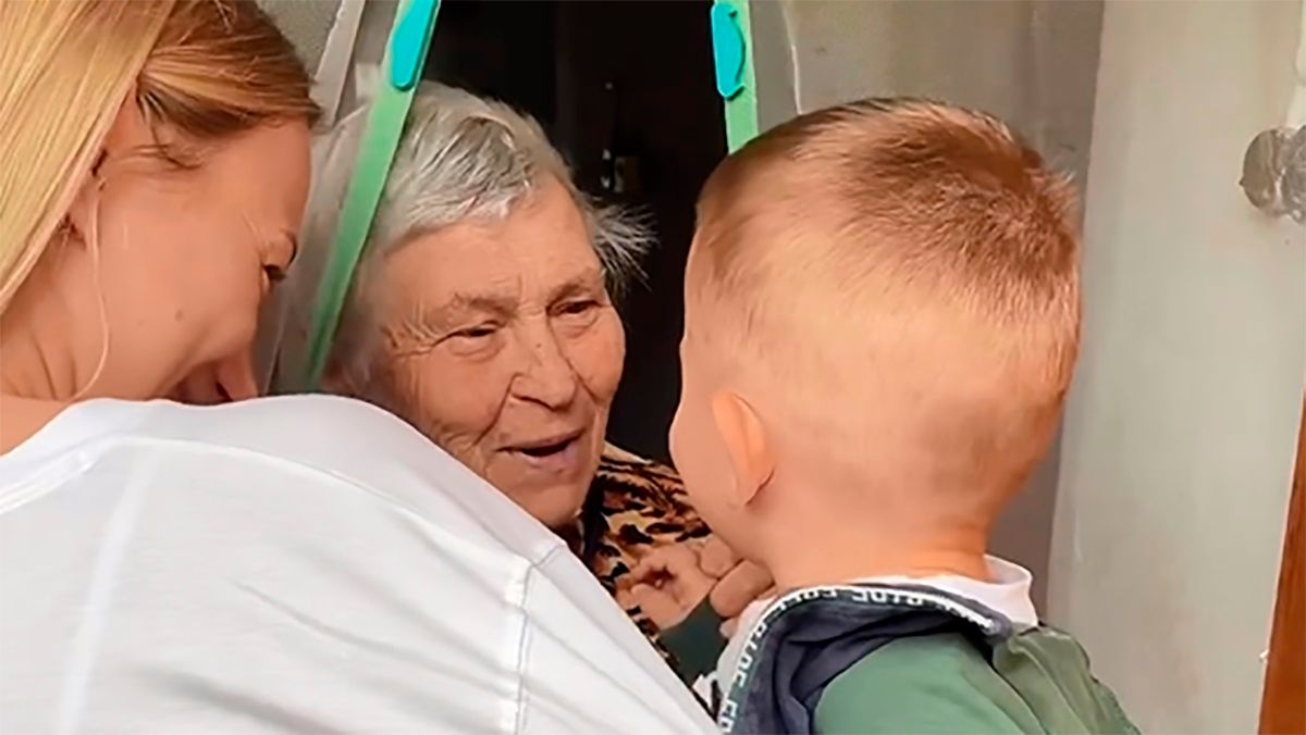 Катя Репяхова привезла сина до мами Віктора Павліка – реакція жінки, відео
