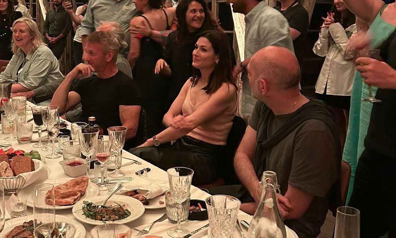 Шона Пенна снова заметили с Ольгой Коротяевой Шона Пенна снова заметили с Ольгой Коротяевой