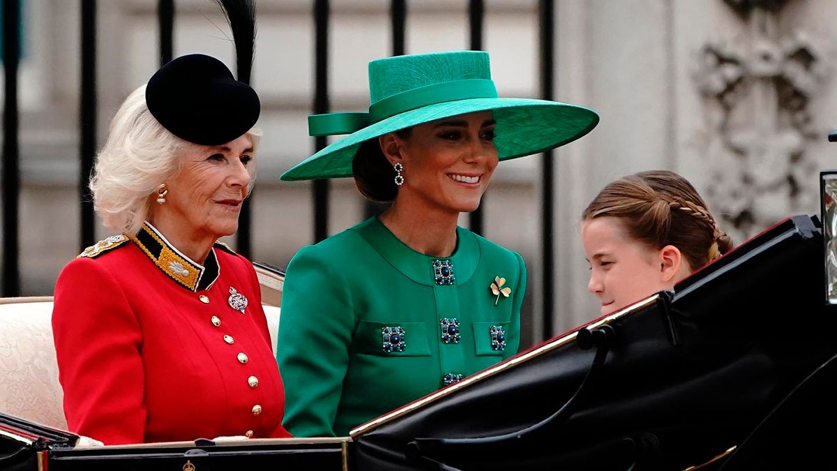 Кейт Миддлтон появилась на параде в Лондоне – образ в ярком платье – фото Кейт Миддлтон появилась на параде в Лондоне – образ в ярком платье – фото