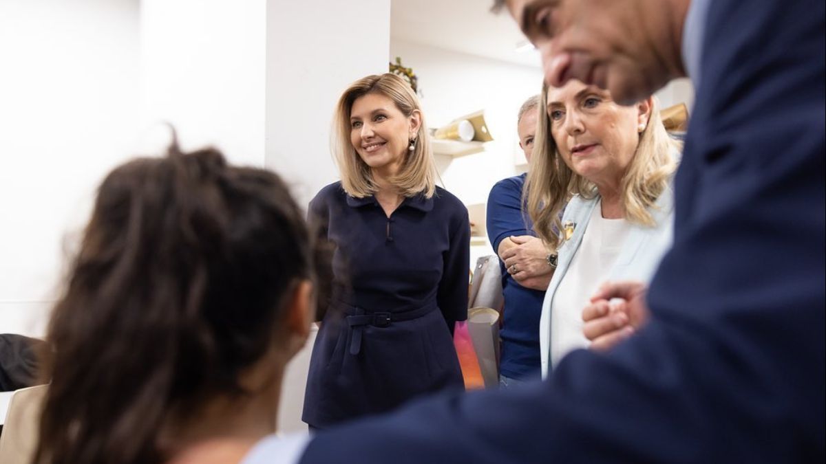 Елена Зеленская посетила крупнейший детский госпиталь в Израиле - что надела первая леди - Showbiz Елена Зеленская посетила крупнейший детский госпиталь в Израиле - что надела первая леди - Showbiz