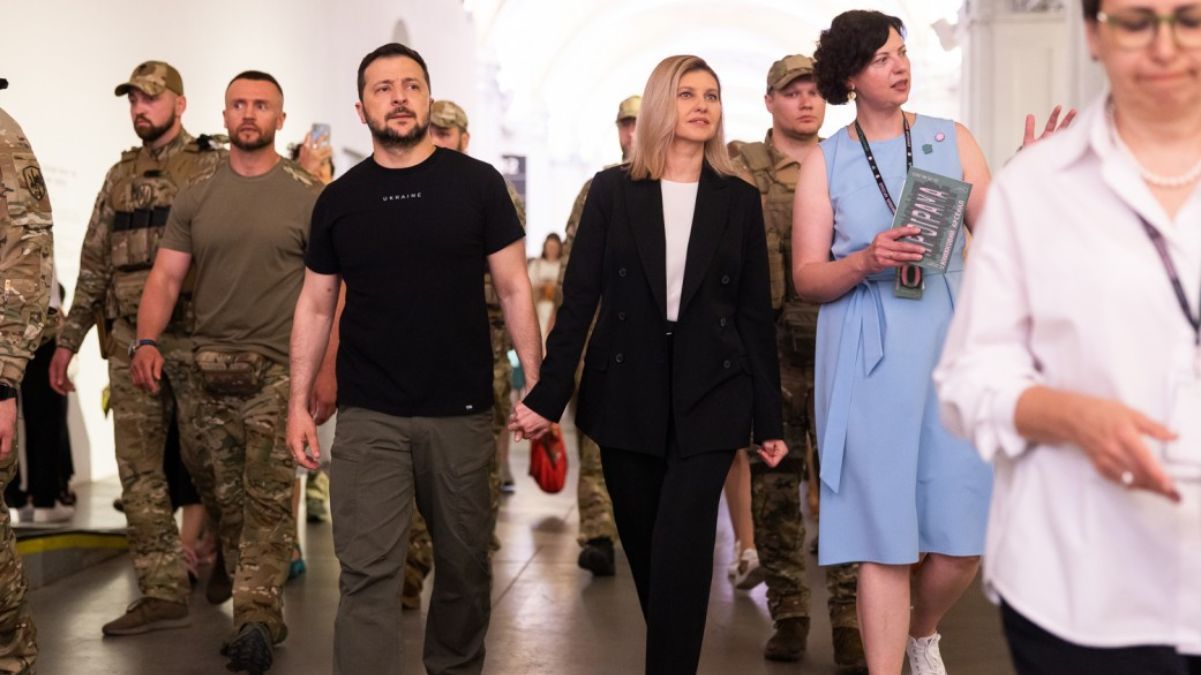 Владимир Зеленский на Книжном арсенале – какие книги купил, список Владимир Зеленский на Книжном арсенале – какие книги купил, список