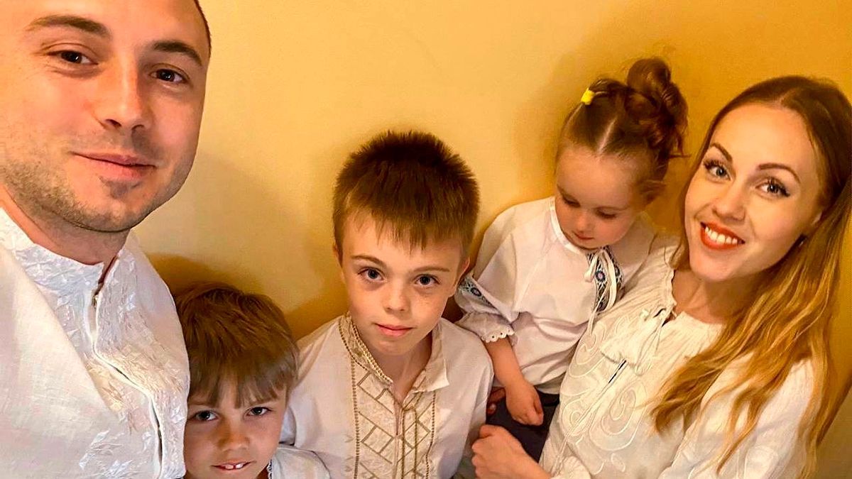 Alyosha з Тарасем Тополею та дітьми Alyosha з Тарасем Тополею та дітьми