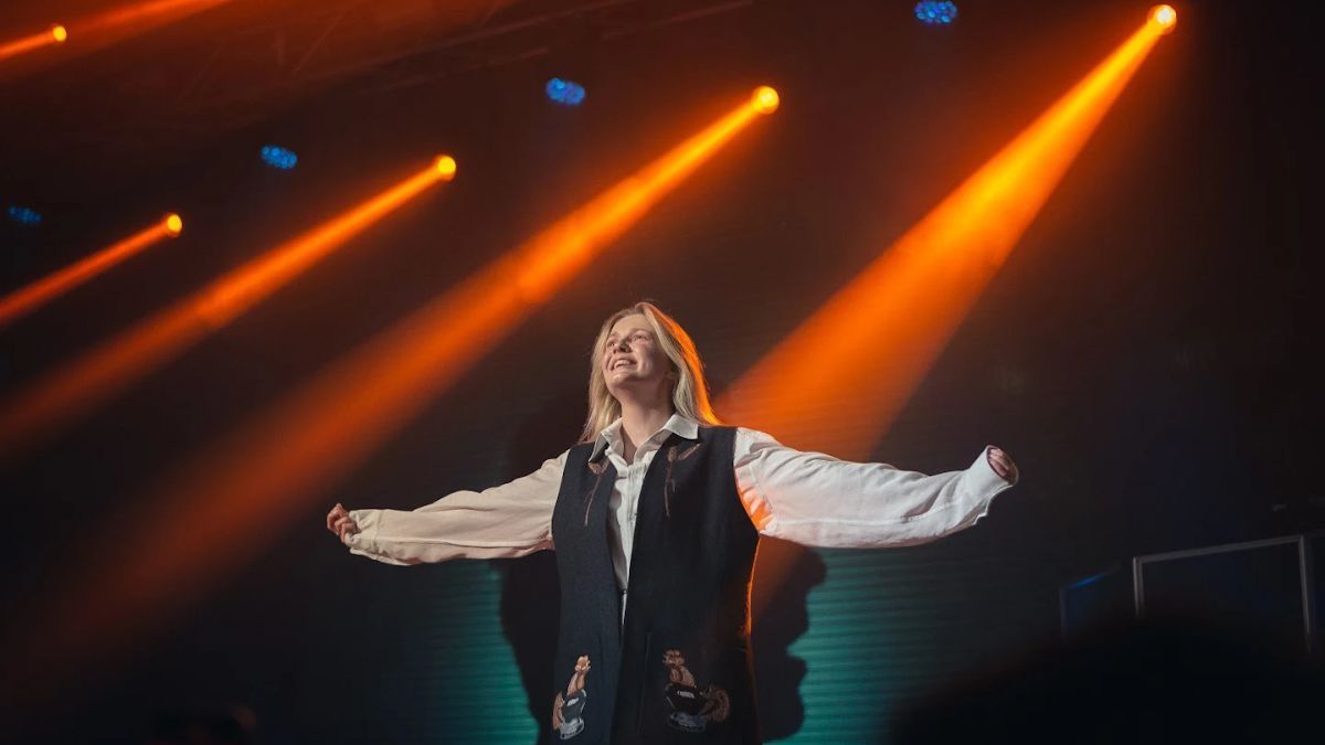 Kola випустила кліп на пісню Цінувати життя - відео Showbiz Kola випустила кліп на пісню Цінувати життя - відео Showbiz