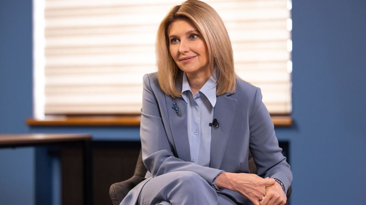 Елена Зеленская надела брошь с обломка ракеты – фото украшения Елена Зеленская надела брошь с обломка ракеты – фото украшения