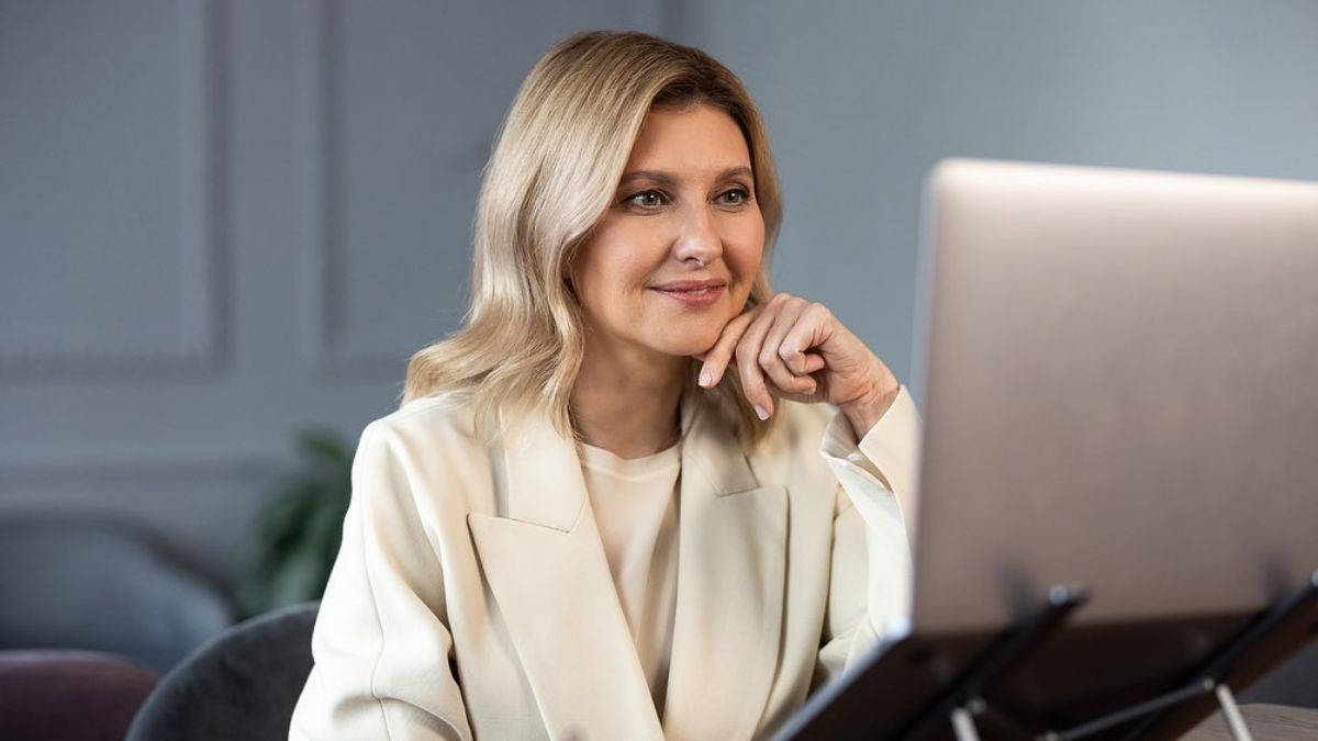 Елена Зеленская приняла участие в записи подкаста "Простыми словами" - образ первой леди Showbiz Елена Зеленская приняла участие в записи подкаста "Простыми словами" - образ первой леди Showbiz