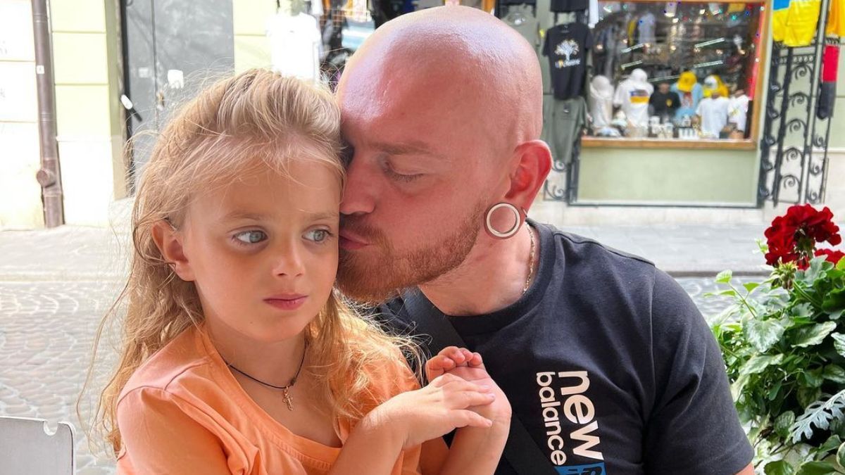 Олександр Кривошапко вперше за рік побачився зі своєю донькою Алісою - відео Showbiz