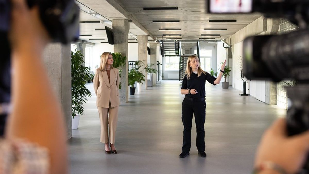 Олена Зеленська відвідала захід в бежевому костюмі та на підборах - фото - Showbiz Олена Зеленська відвідала захід в бежевому костюмі та на підборах - фото - Showbiz