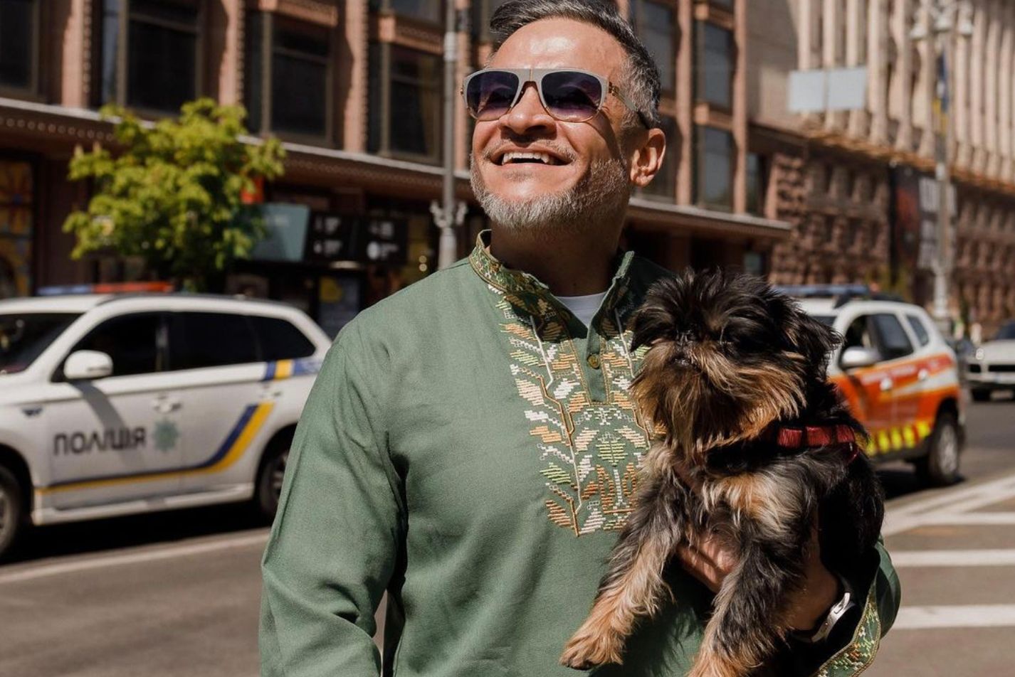 Ектор Хіменес-Браво з собачкою Ектор Хіменес-Браво з собачкою