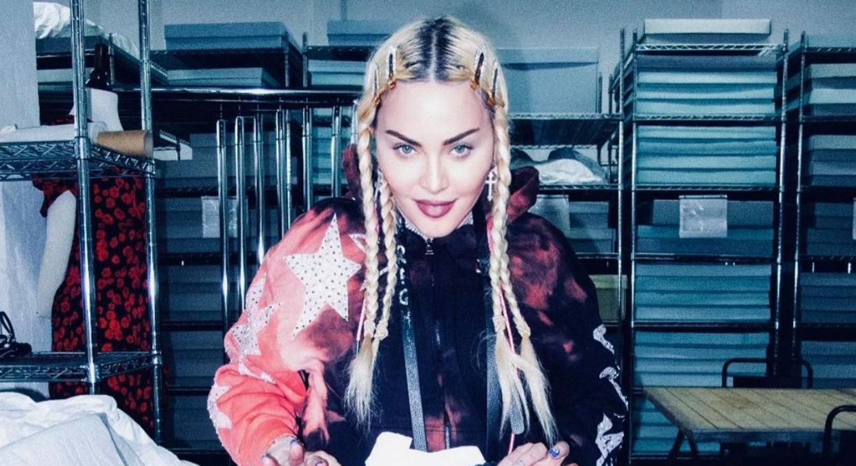 Мадонна впервые за время болезни вышла на прогулку - фото - Showbiz Мадонна впервые за время болезни вышла на прогулку - фото - Showbiz