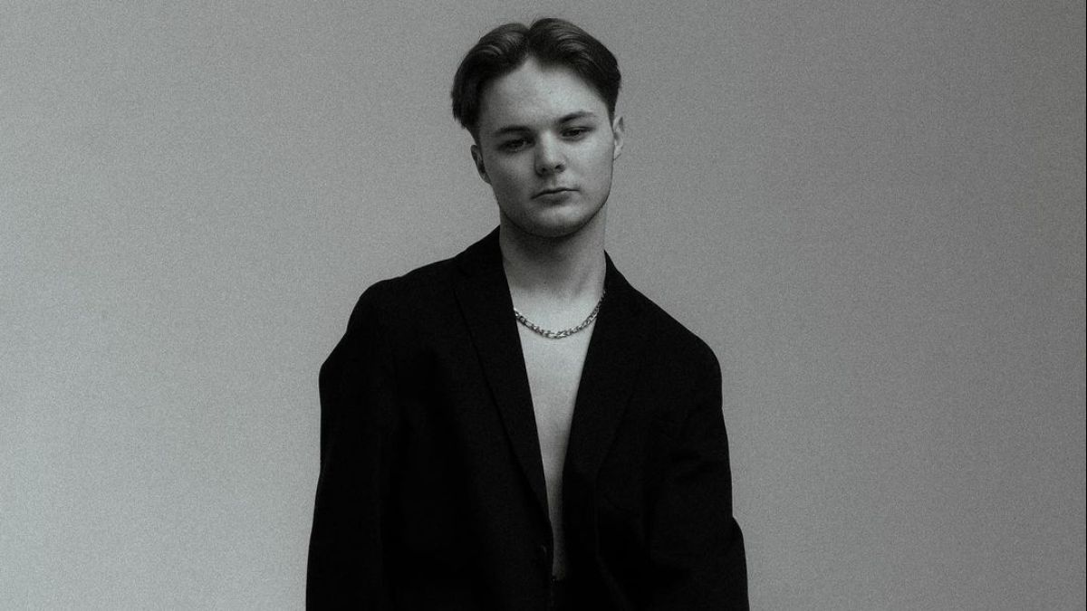 В сетях популярной становится новая песня от украинского певца - видео - Showbiz В сетях популярной становится новая песня от украинского певца - видео - Showbiz