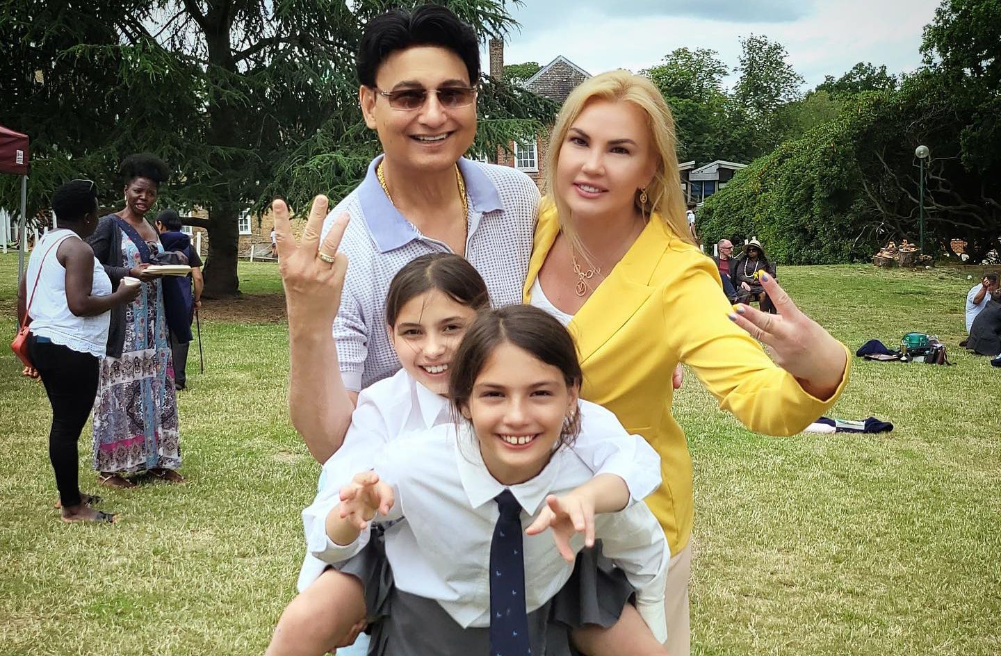 Камалия с мужем и детьми Камалия с мужем и детьми