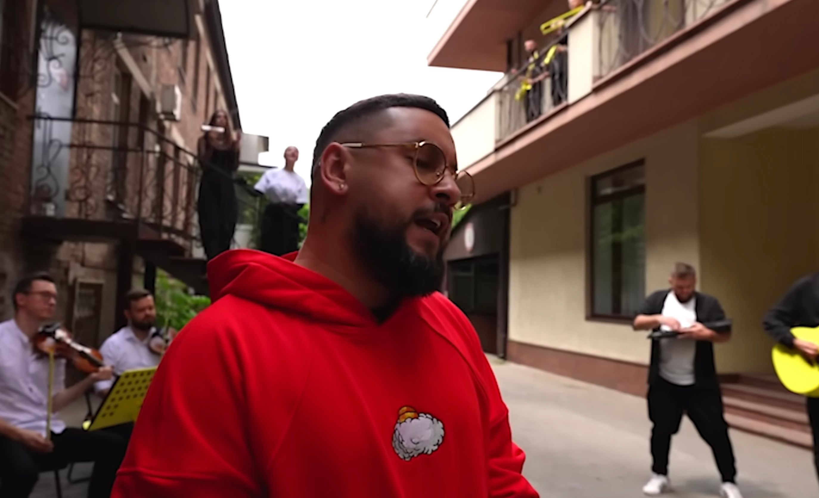 MONATIK спел прямо посреди улицы в Днепре MONATIK спел прямо посреди улицы в Днепре