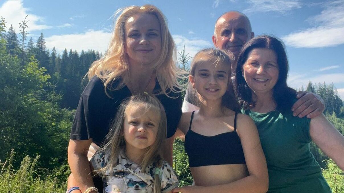 Лилия Ребрик с родителями и дочерьми Лилия Ребрик с родителями и дочерьми