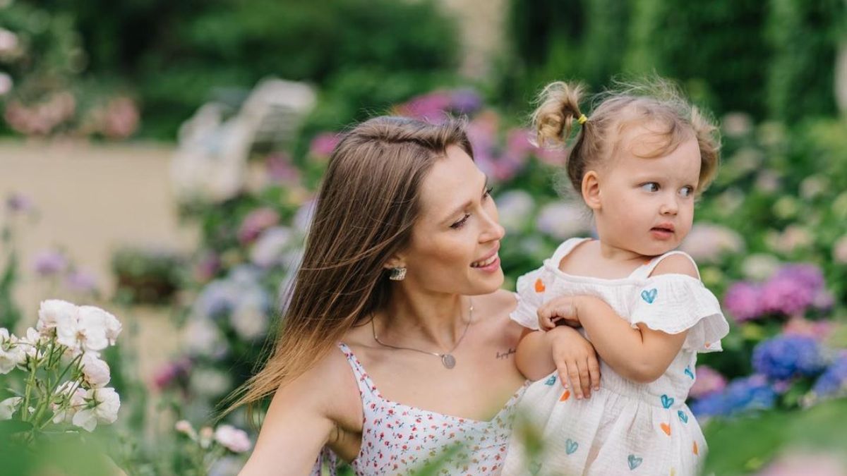 Олена Світлицька з молодшою донькаою Марійкою Олена Світлицька з молодшою донькаою Марійкою