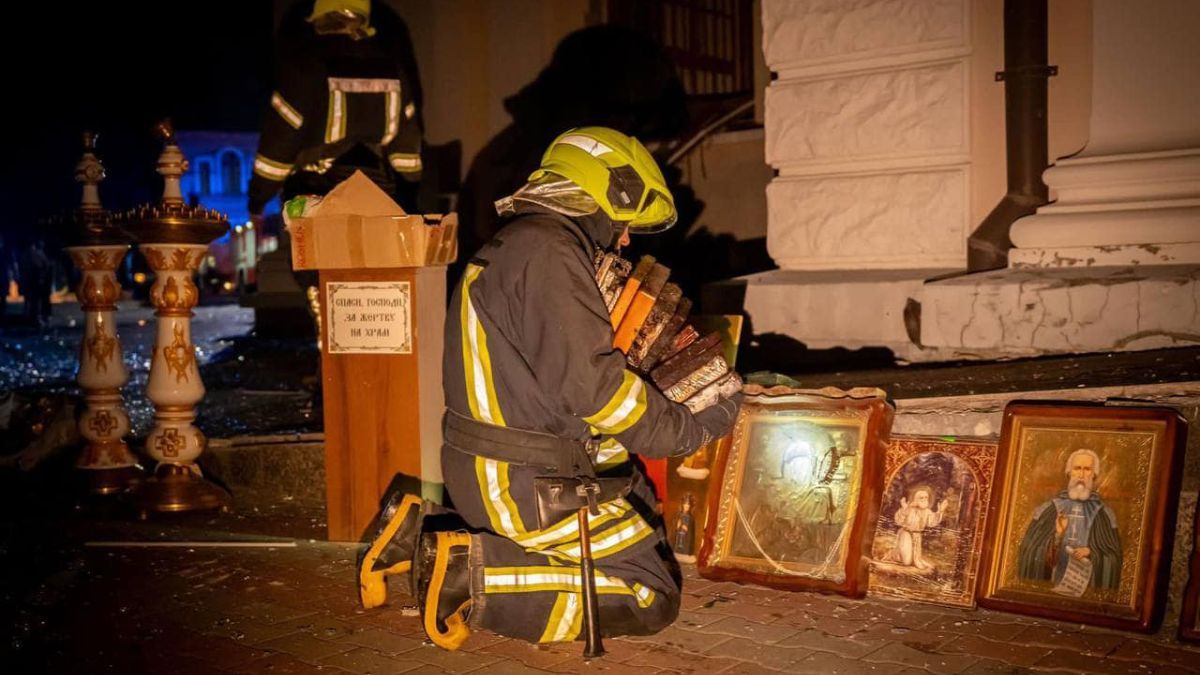 Рятувальник розбирає завали одеського храму Рятувальник розбирає завали одеського храму