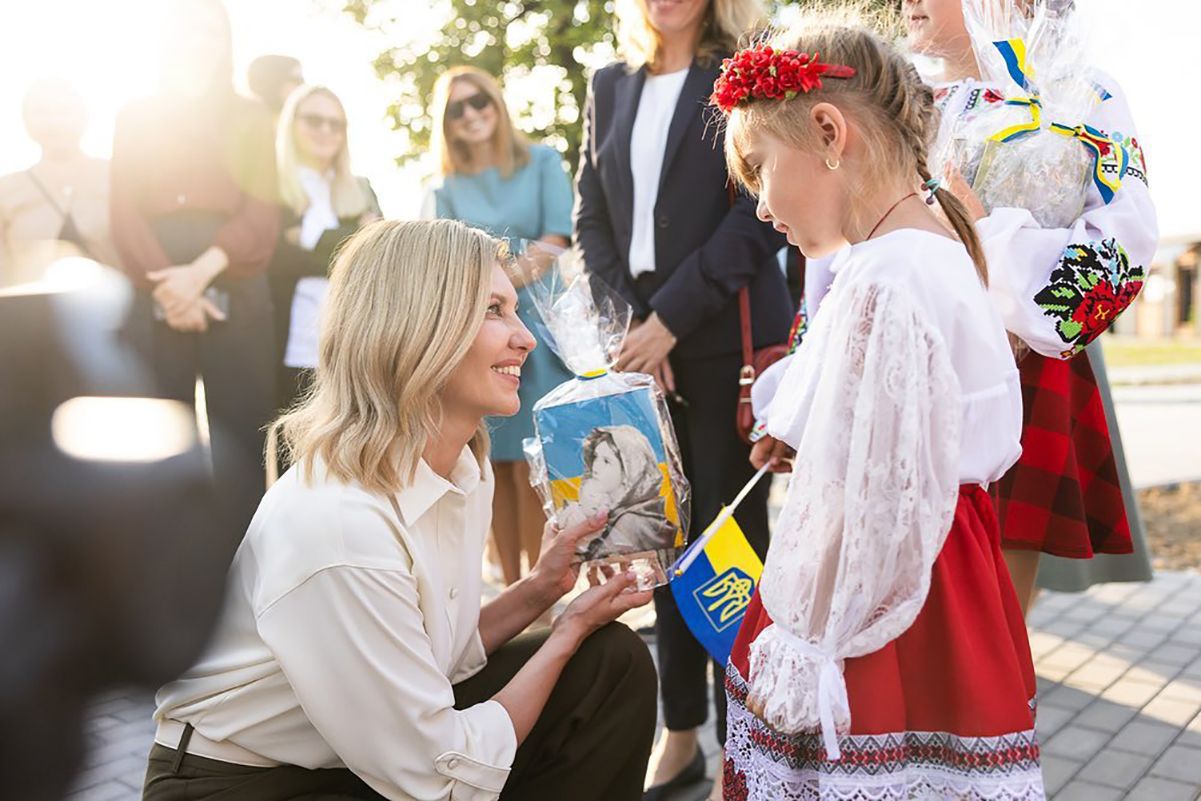 Елена Зеленская посетила центр "Ковчег мира" в Ужгороде Елена Зеленская посетила центр "Ковчег мира" в Ужгороде