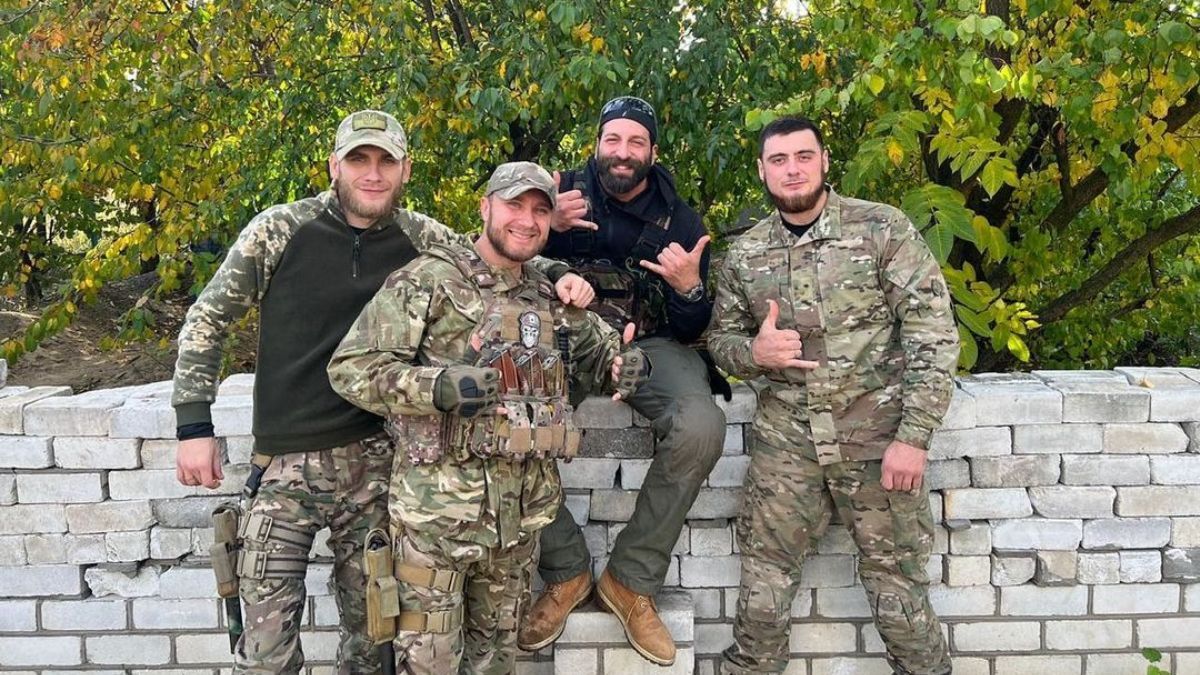 Даниэль Салем с другими защитниками Даниэль Салем с другими защитниками