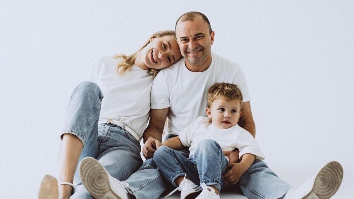 Віктор Павлік з дружиною та сином Віктор Павлік з дружиною та сином