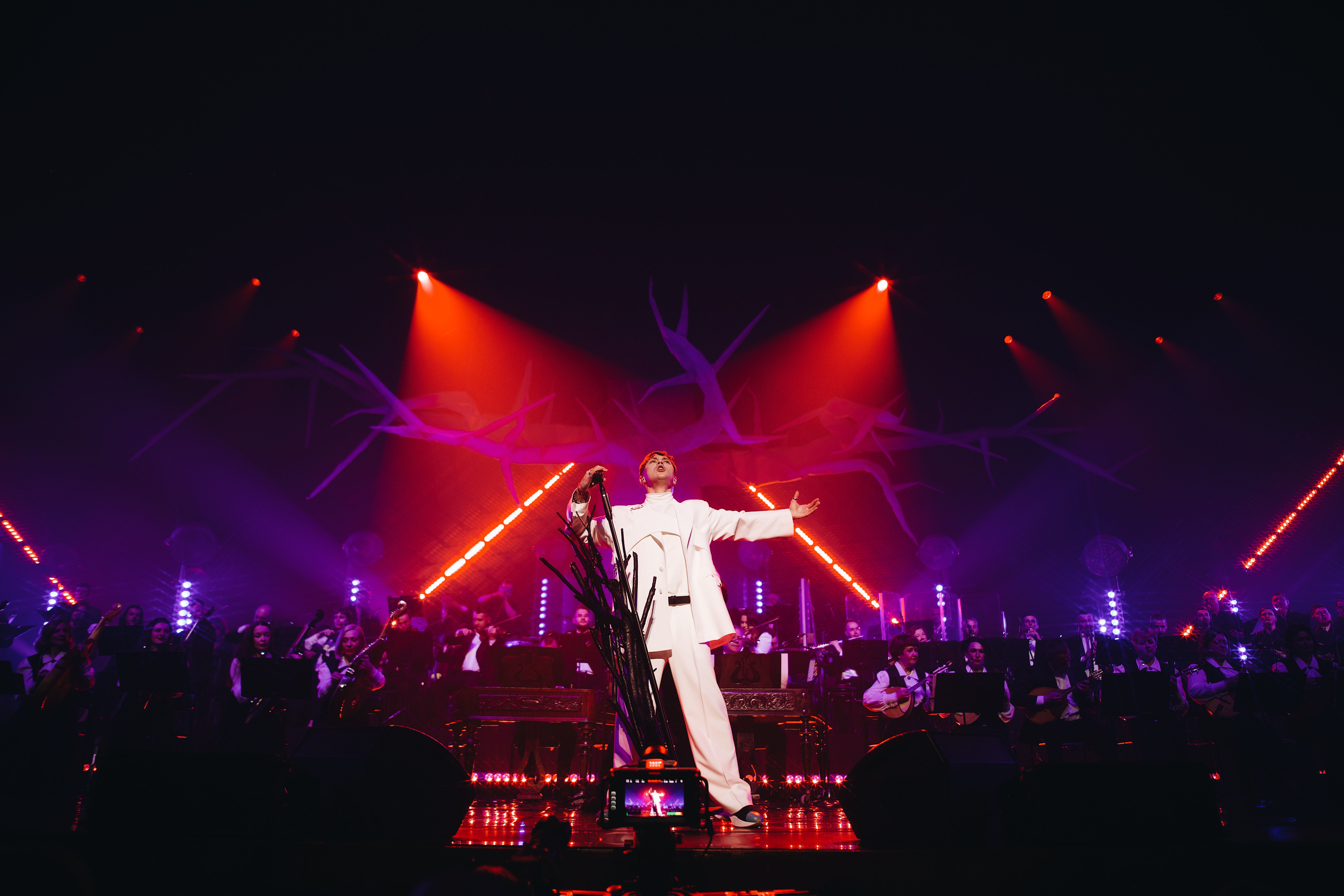 Артем Пивоваров с оркестром Артем Пивоваров с оркестром