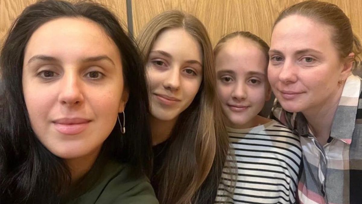 Джамала с женой и дочерьми Сейрана Кадырова Джамала с женой и дочерьми Сейрана Кадырова