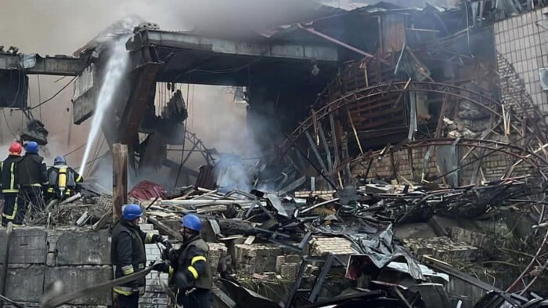 Пошкоджена будівля у Києві Пошкоджена будівля у Києві