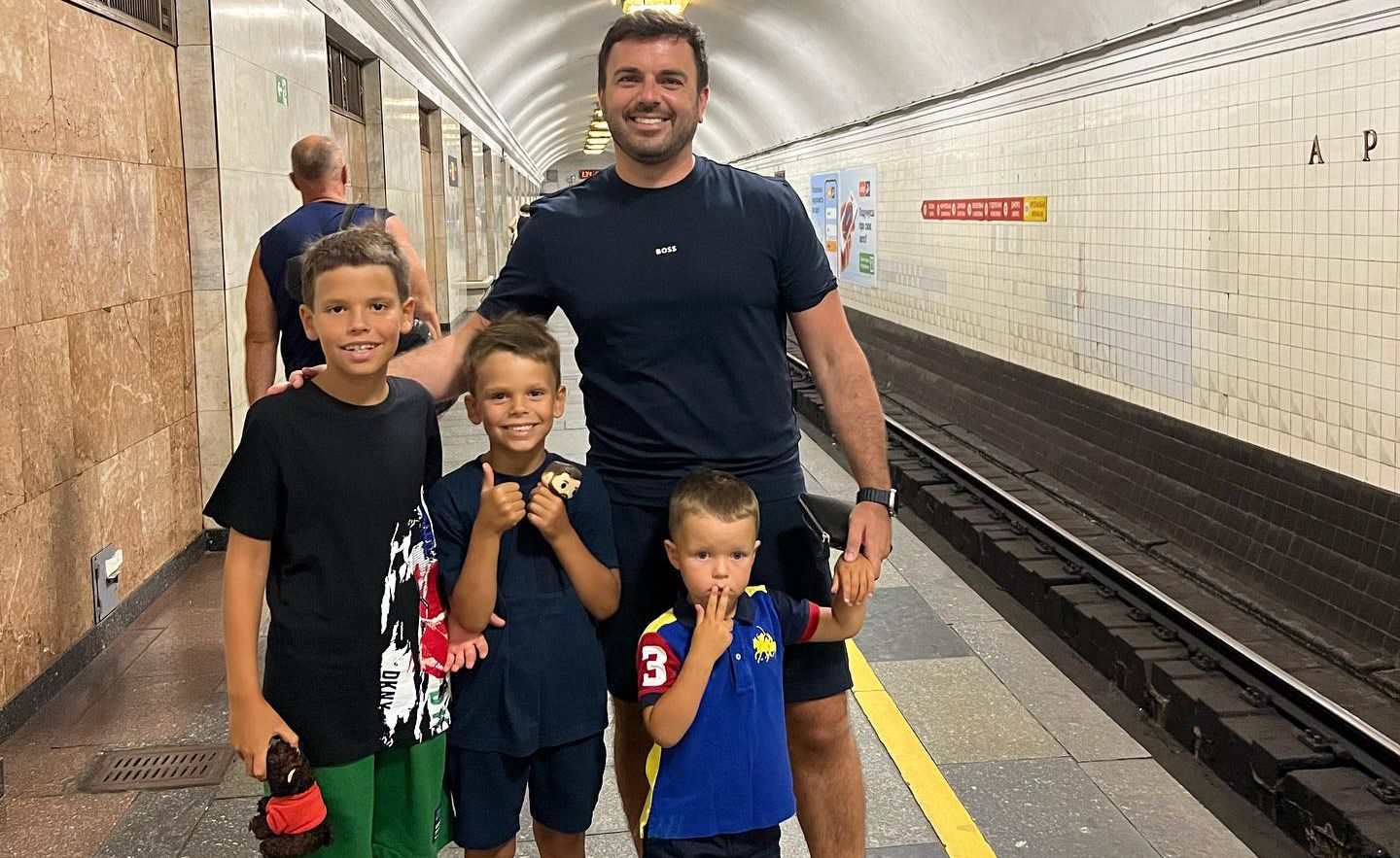 Григорий Ретешник с детьми в метро
