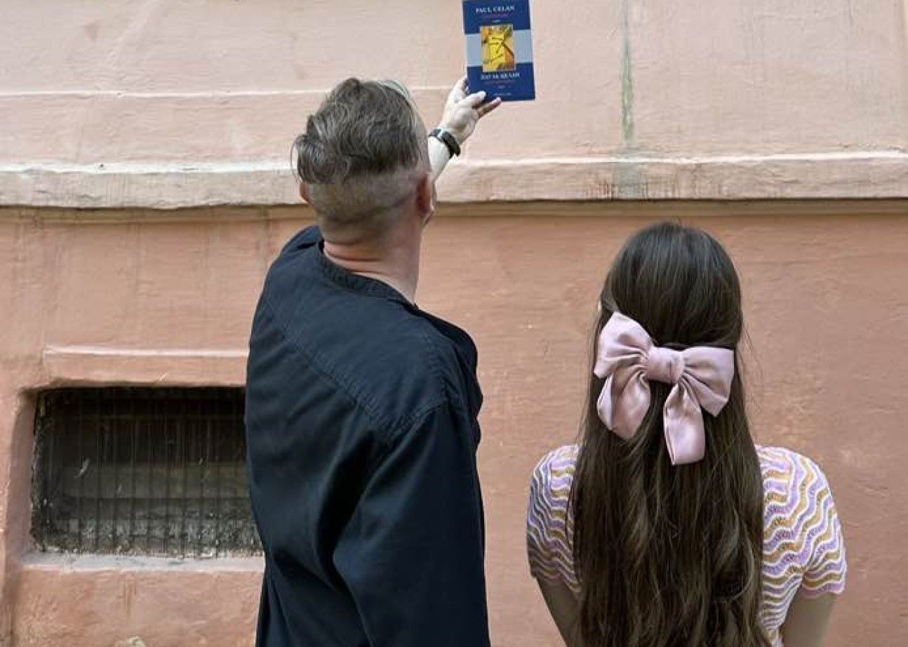 Сергій Жадан з дівчиною, схожою на Христину Соловій Сергій Жадан з дівчиною, схожою на Христину Соловій