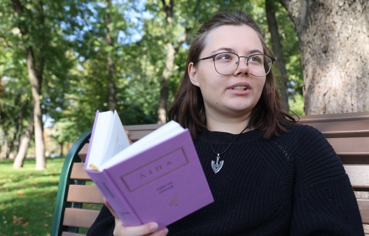 Лина Костенко подарила книгу Дарье Вдовенко Лина Костенко подарила книгу Дарье Вдовенко