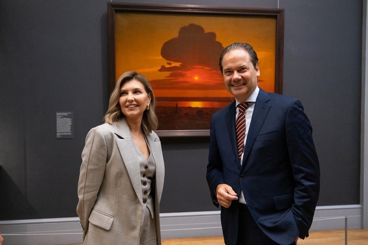 Елена Зеленская возле картины Архипа Куинджи Елена Зеленская возле картины Архипа Куинджи