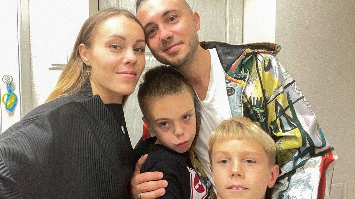 Тарас Тополя с женой и детьми