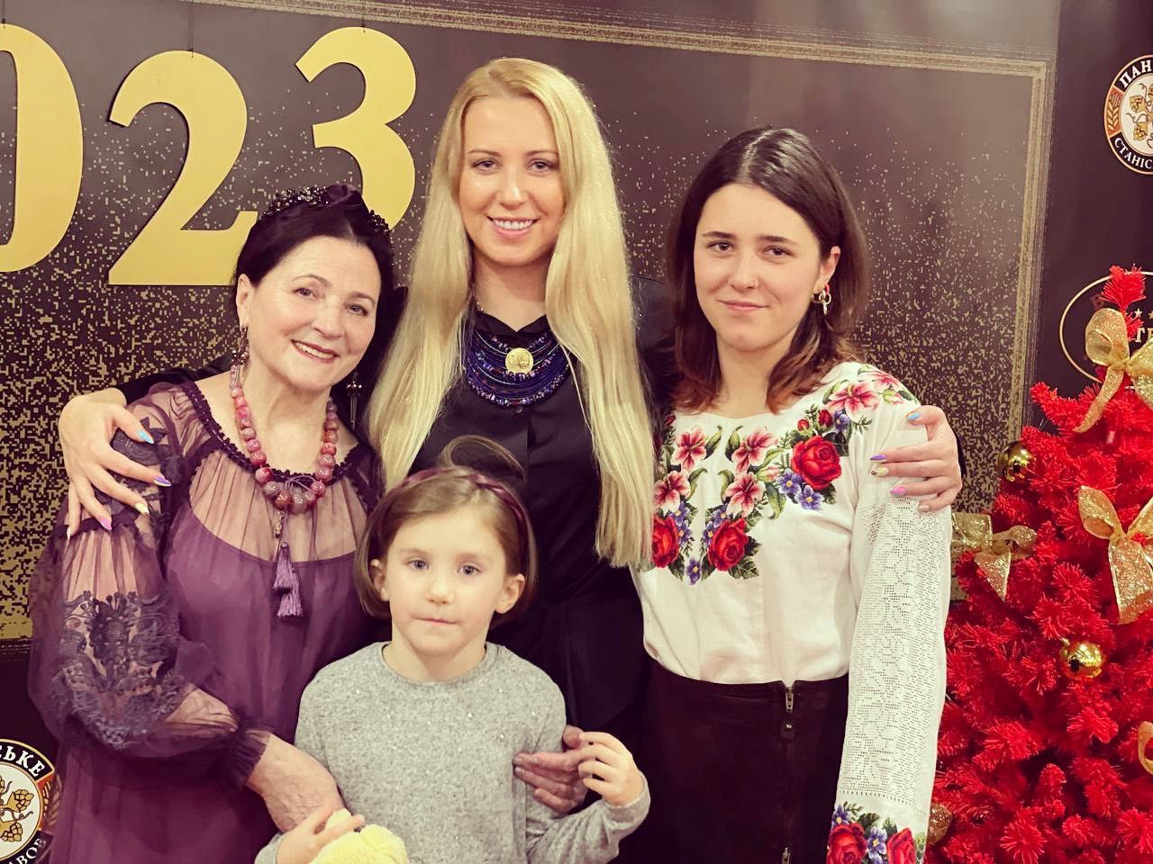 Ніна Матвієнко з донькою Тонею та онучками Уляною і Ніною