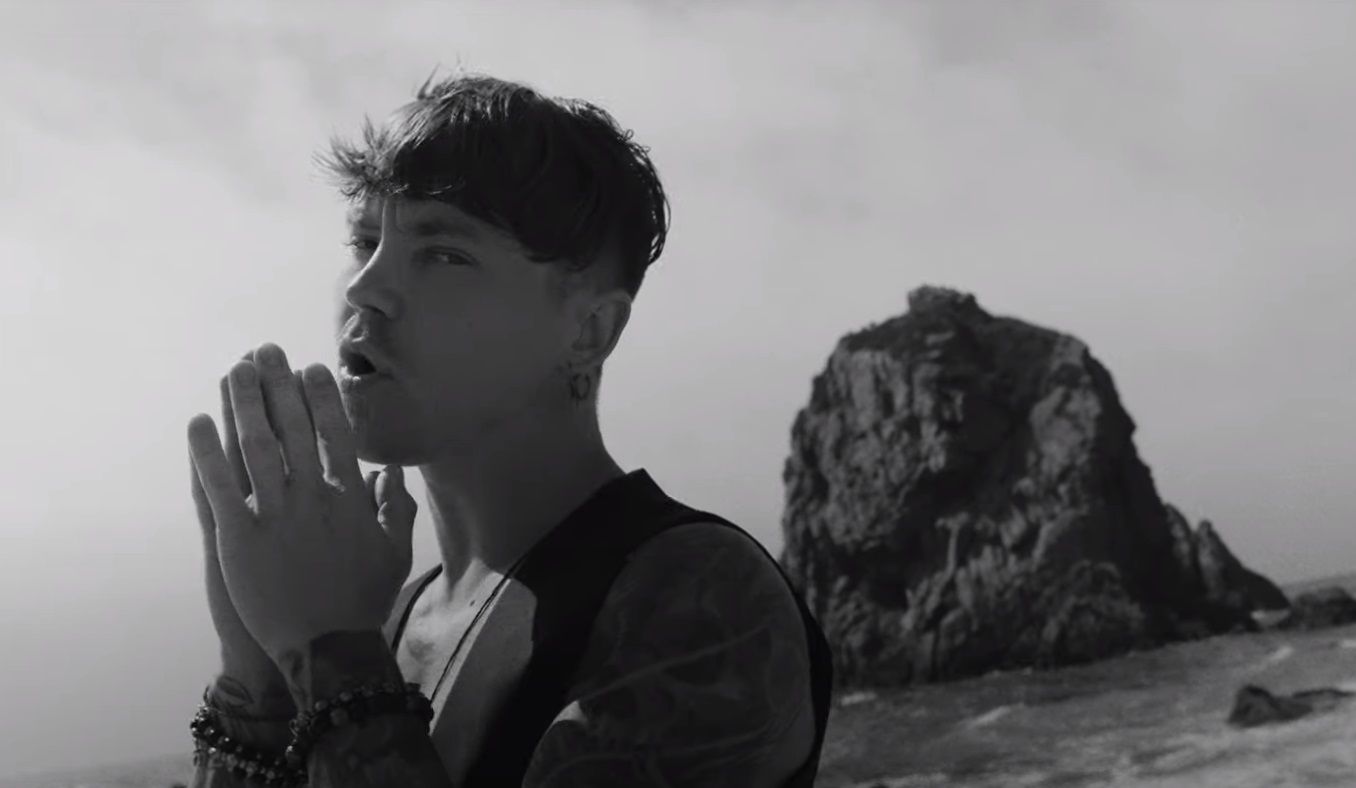 Артем Пивоваров снял клип на стихотворение Ты знаешь, что ты человек Артем Пивоваров снял клип на стихотворение Ты знаешь, что ты человек