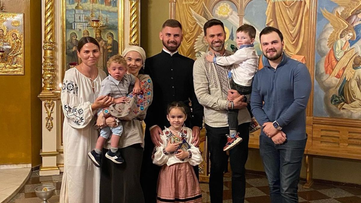 Семья Мирошниченко со священником и крестными названного сына