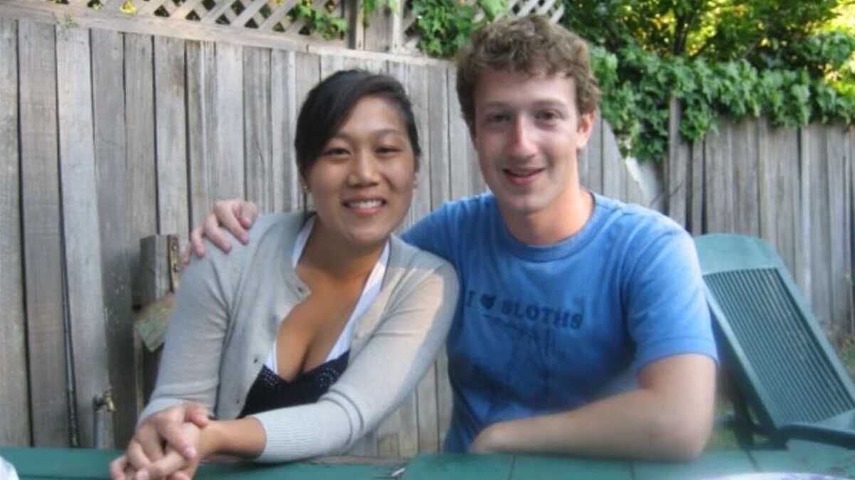 Марк Цукерберг с супругой 20 лет назад
