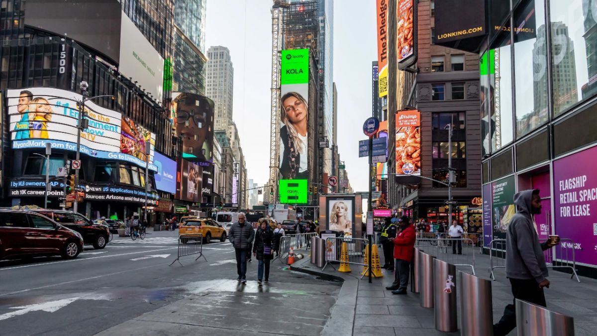 KOLA на биллборде в Нью-Йорке на Times Square