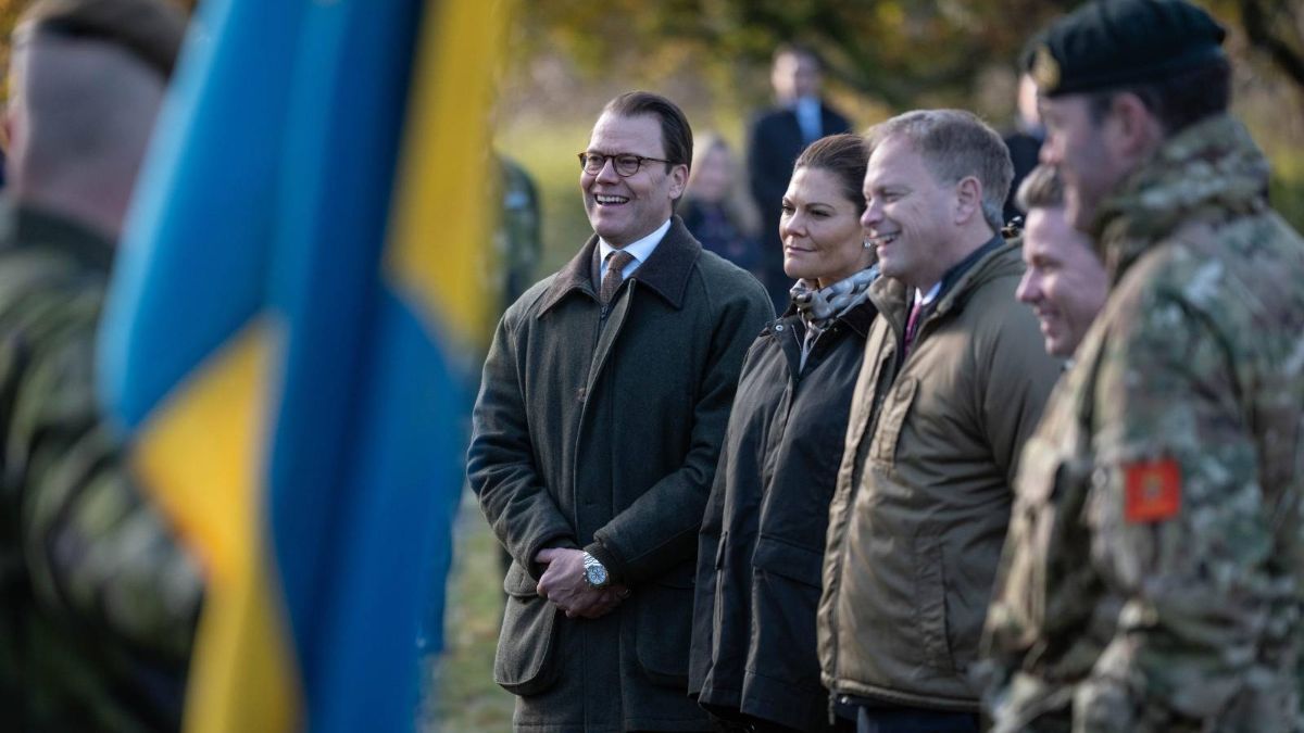 Кронпринцесса Швеции встретилась с украинскими военными: фото со встречи в Великобритании - Showbiz