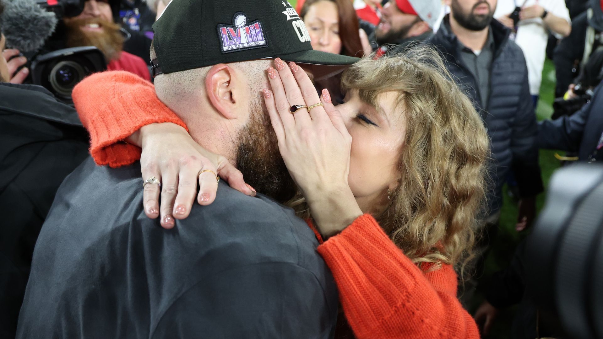 Трэвис Келси и Тейлор Свифт Трэвис Келси и Тейлор Свифт