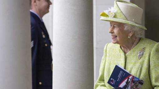 Усміхнена та в яскравій сукні: Єлизавета II на першій зустрічі після повернення з лікарні